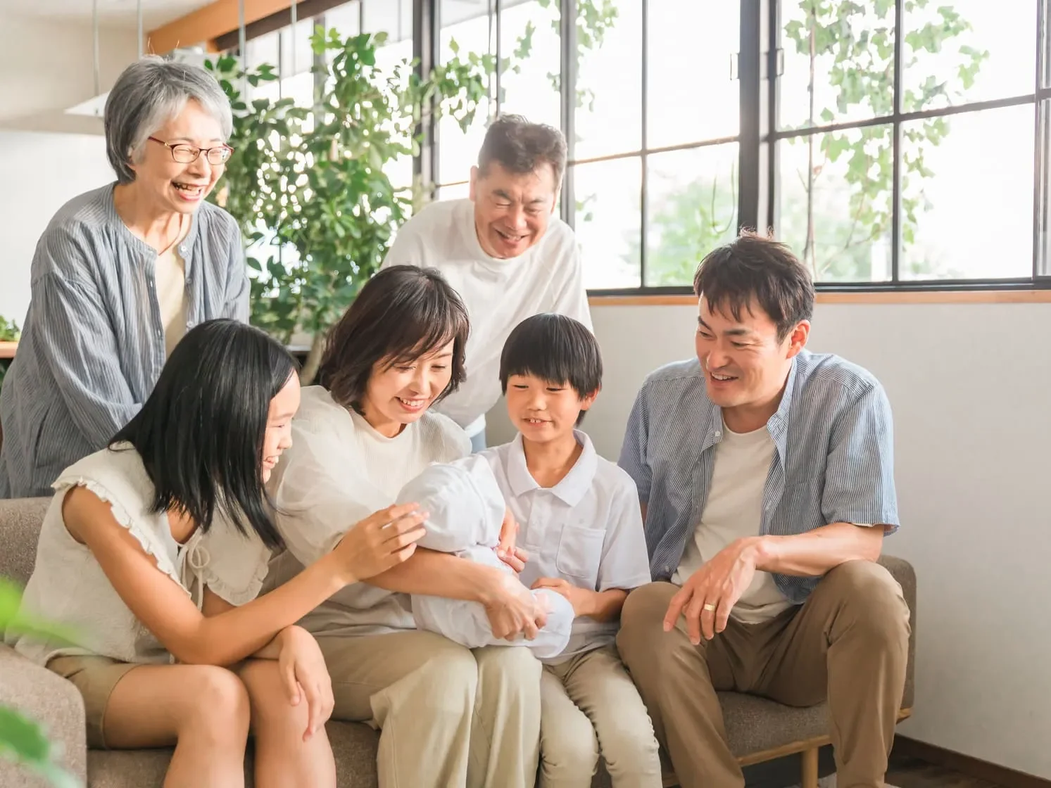 家の中で笑顔溢れる家族